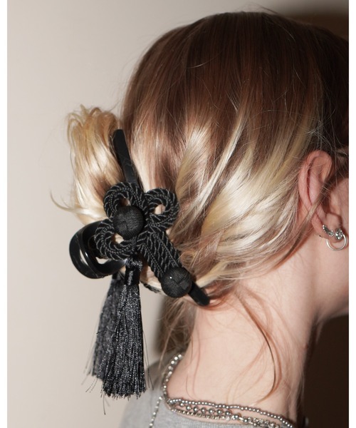 IMARI(イマリ)の「【 IMARI / イマリ 】 チャイナモチーフ タッセル ヘアクリップ(バレッタ/ヘアクリップ・レディース・ブラック/ホワイト/グリーン・FREE)」の4枚目の写真