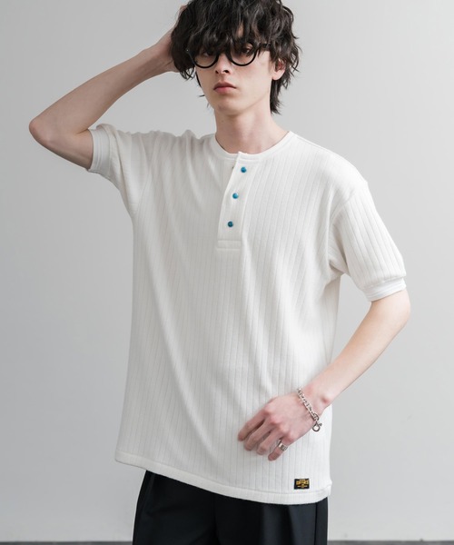 KRIFF MAYER(クリフメイヤー)の「KRIFF MAYER クリフメイヤー ワンポイントロゴ針抜きヘンリーネックTシャツ 2545102(Tシャツ/カットソー・メンズ・オフホワイト/ブラック・M/L/XL)」の1枚目の写真