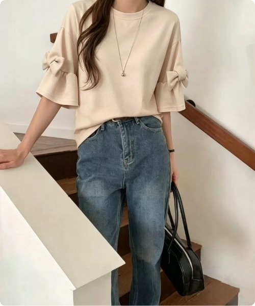 I.O.E（アイオイ）の「[韓国トレンド] 袖リボンデザインカットソー（Tシャツ/カットソー・レディース・アイボリー/ブラック/グレー・FREE）」の4枚目の写真