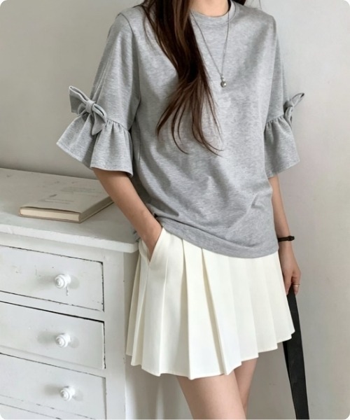 I.O.E（アイオイ）の「[韓国トレンド] 袖リボンデザインカットソー（Tシャツ/カットソー・レディース・アイボリー/ブラック/グレー・FREE）」の5枚目の写真