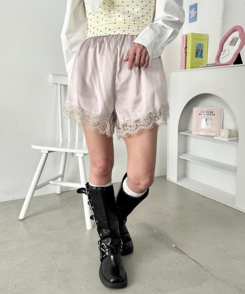 SOLLON.(ソルロン)の「サテンレースショートパンツ(その他パンツ・レディース・グレイッシュベージュ/ブラウン/ブラック・FREE)」の15枚目の写真