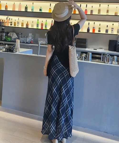 Chiina(チーナ)の「【Chiina】シアーチェック ロングスカート(スカート・レディース・ブラック/ネイビー・SMALL/MEDIUM)」の4枚目の写真
