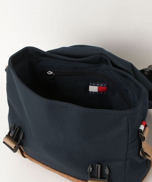 tommy jeans(トミー ジーンズ)の「カラーブロックユーティリティメッセンジャーバッグ(ボディバッグ/ウエストポーチ・メンズ・ネイビー・FREE)」の4枚目の写真