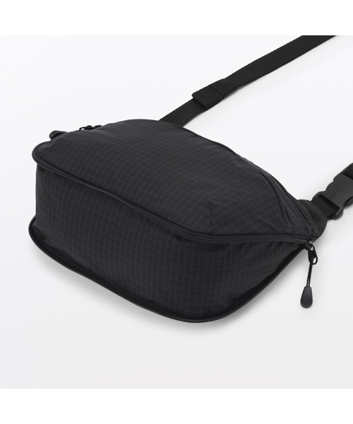 無印良品(ムジルシリョウヒン)の「撥水 リップストップ ミニ ショルダーバッグ(ショルダーバッグ・レディース・ブラック/ダークブラウン・FREE)」の5枚目の写真