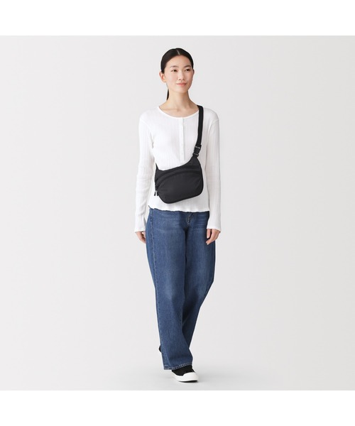無印良品(ムジルシリョウヒン)の「撥水 リップストップ ミニ ショルダーバッグ(ショルダーバッグ・レディース・ブラック/ダークブラウン・FREE)」の7枚目の写真