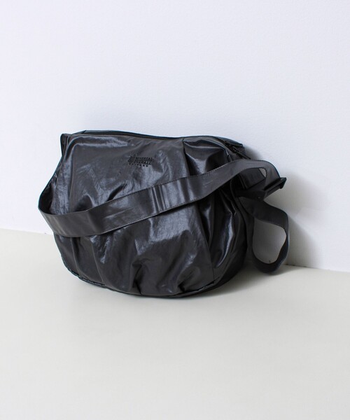 UNIVERSAL OVERALL(ユニバーサルオーバーオール)の「【UNIVERSAL OVERALL】Surplus HOBO shoulder bag(ショルダーバッグ・メンズ・チャコールグレー/ダークカーキ・FREE)」の3枚目の写真