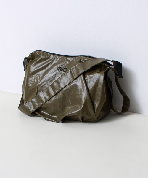 UNIVERSAL OVERALL(ユニバーサルオーバーオール)の「【UNIVERSAL OVERALL】Surplus HOBO shoulder bag(ショルダーバッグ・メンズ・チャコールグレー/ダークカーキ・FREE)」の4枚目の写真