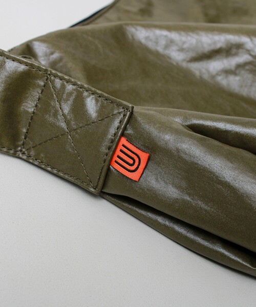 UNIVERSAL OVERALL(ユニバーサルオーバーオール)の「【UNIVERSAL OVERALL】Surplus HOBO shoulder bag(ショルダーバッグ・メンズ・チャコールグレー/ダークカーキ・FREE)」の6枚目の写真