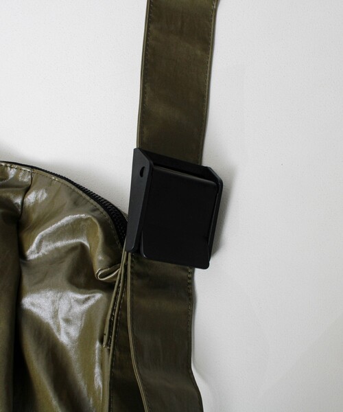 UNIVERSAL OVERALL(ユニバーサルオーバーオール)の「【UNIVERSAL OVERALL】Surplus HOBO shoulder bag(ショルダーバッグ・メンズ・チャコールグレー/ダークカーキ・FREE)」の7枚目の写真