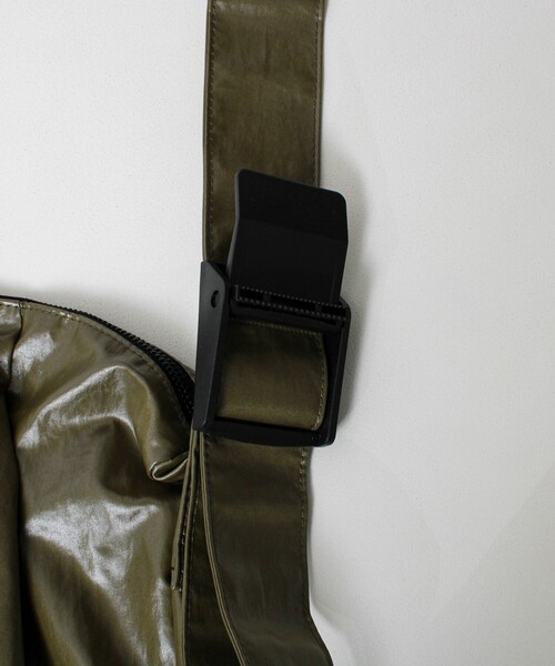 UNIVERSAL OVERALL(ユニバーサルオーバーオール)の「【UNIVERSAL OVERALL】Surplus HOBO shoulder bag(ショルダーバッグ・メンズ・チャコールグレー/ダークカーキ・FREE)」の8枚目の写真
