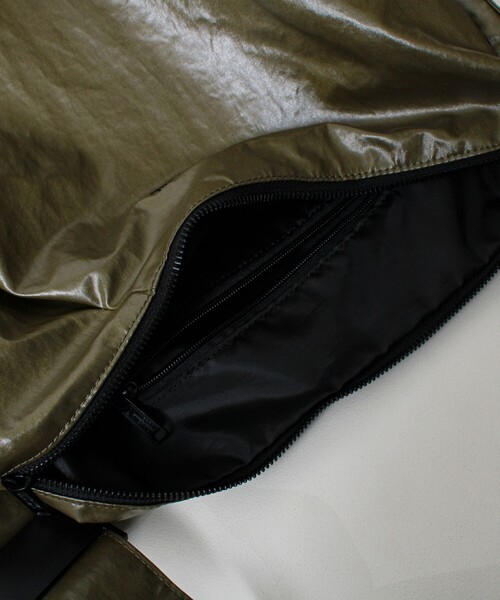 UNIVERSAL OVERALL(ユニバーサルオーバーオール)の「【UNIVERSAL OVERALL】Surplus HOBO shoulder bag(ショルダーバッグ・メンズ・チャコールグレー/ダークカーキ・FREE)」の10枚目の写真