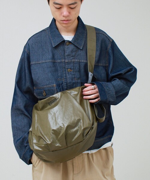 UNIVERSAL OVERALL(ユニバーサルオーバーオール)の「【UNIVERSAL OVERALL】Surplus HOBO shoulder bag(ショルダーバッグ・メンズ・チャコールグレー/ダークカーキ・FREE)」の12枚目の写真