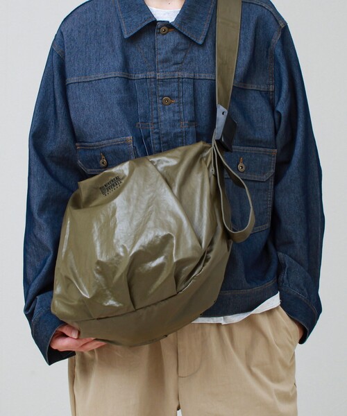 UNIVERSAL OVERALL(ユニバーサルオーバーオール)の「【UNIVERSAL OVERALL】Surplus HOBO shoulder bag(ショルダーバッグ・メンズ・チャコールグレー/ダークカーキ・FREE)」の13枚目の写真
