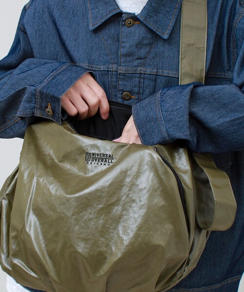 UNIVERSAL OVERALL(ユニバーサルオーバーオール)の「【UNIVERSAL OVERALL】Surplus HOBO shoulder bag(ショルダーバッグ・メンズ・チャコールグレー/ダークカーキ・FREE)」の15枚目の写真