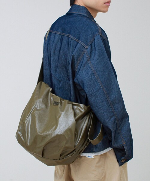 UNIVERSAL OVERALL(ユニバーサルオーバーオール)の「【UNIVERSAL OVERALL】Surplus HOBO shoulder bag(ショルダーバッグ・メンズ・チャコールグレー/ダークカーキ・FREE)」の16枚目の写真