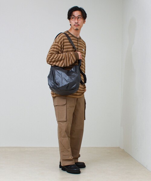 UNIVERSAL OVERALL(ユニバーサルオーバーオール)の「【UNIVERSAL OVERALL】Surplus HOBO shoulder bag(ショルダーバッグ・メンズ・チャコールグレー/ダークカーキ・FREE)」の18枚目の写真