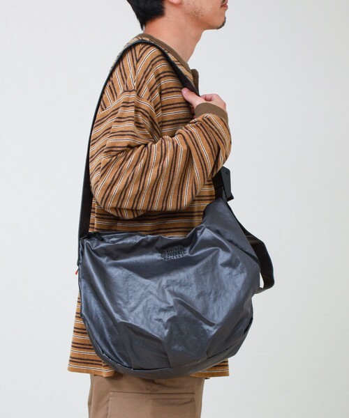 UNIVERSAL OVERALL(ユニバーサルオーバーオール)の「【UNIVERSAL OVERALL】Surplus HOBO shoulder bag(ショルダーバッグ・メンズ・チャコールグレー/ダークカーキ・FREE)」の19枚目の写真