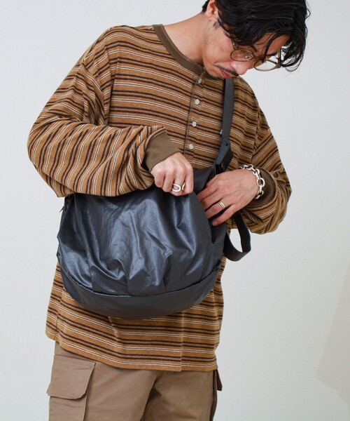 UNIVERSAL OVERALL(ユニバーサルオーバーオール)の「【UNIVERSAL OVERALL】Surplus HOBO shoulder bag(ショルダーバッグ・メンズ・チャコールグレー/ダークカーキ・FREE)」の21枚目の写真