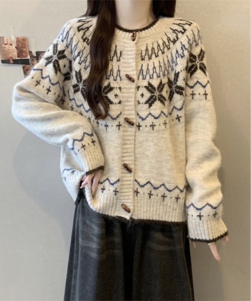 &soiree(アンドソワレ)の「ドグルボタン付き北欧風カーディガン(カーディガン/ボレロ・レディース・グレー/アイボリー・FREE)」の3枚目の写真
