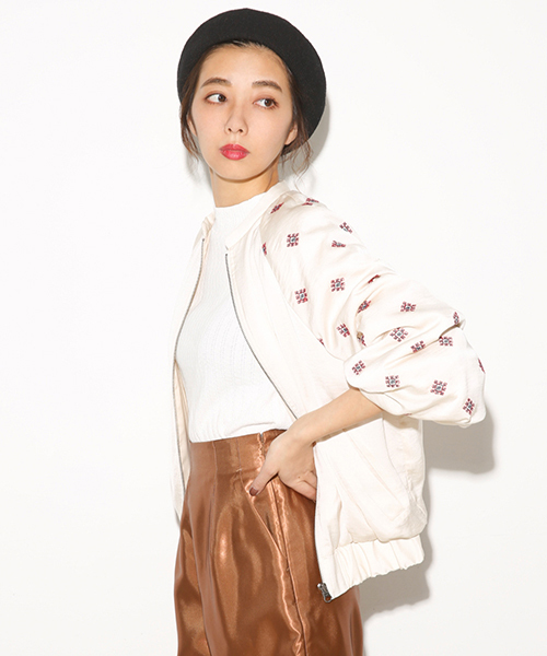 SLY（スライ）の「SATIN 刺繍BZ（ブルゾン・レディース・オフホワイト/カーキ/キャメル・FREE）」の2枚目の写真