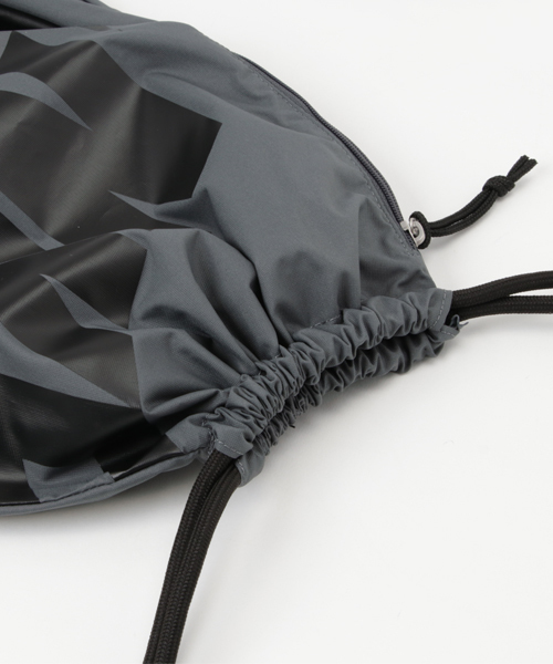 NIKE（ナイキ）の「WEGO/NIKE ジムサック（バックパック/リュック・レディース・グレー/ブラック・FREE）」の3枚目の写真