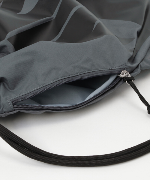 NIKE（ナイキ）の「WEGO/NIKE ジムサック（バックパック/リュック・レディース・グレー/ブラック・FREE）」の4枚目の写真