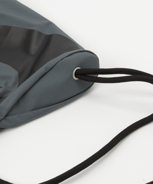 NIKE（ナイキ）の「WEGO/NIKE ジムサック（バックパック/リュック・レディース・グレー/ブラック・FREE）」の5枚目の写真