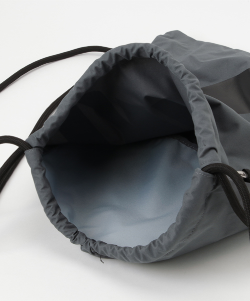 NIKE（ナイキ）の「WEGO/NIKE ジムサック（バックパック/リュック・レディース・グレー/ブラック・FREE）」の6枚目の写真