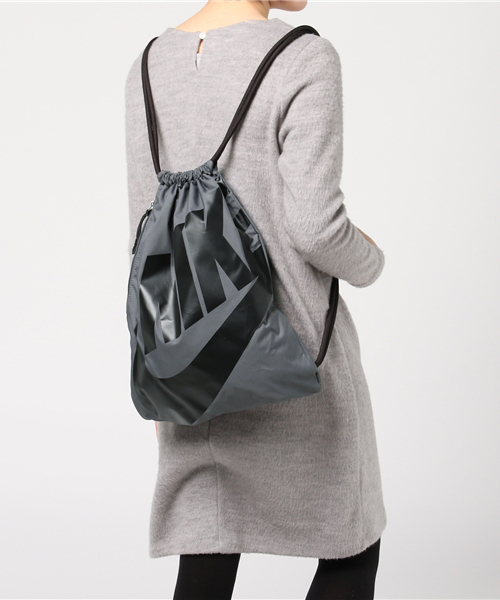 NIKE（ナイキ）の「WEGO/NIKE ジムサック（バックパック/リュック・レディース・グレー/ブラック・FREE）」の7枚目の写真