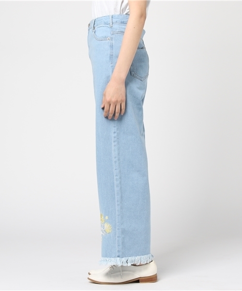 earth music&ecology（アースミュージックアンドエコロジー）の「・8.0ozデニム刺繍パンツ（デニムパンツ・レディース・ライトインディゴブルー/インディゴブルー・L/S/M）」の4枚目の写真