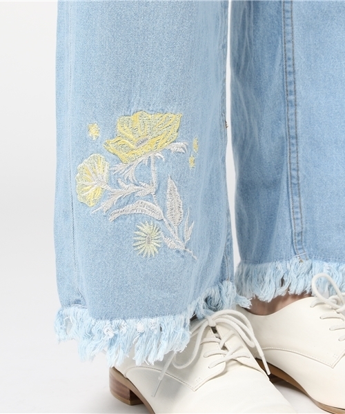 earth music&ecology（アースミュージックアンドエコロジー）の「・8.0ozデニム刺繍パンツ（デニムパンツ・レディース・ライトインディゴブルー/インディゴブルー・L/S/M）」の9枚目の写真