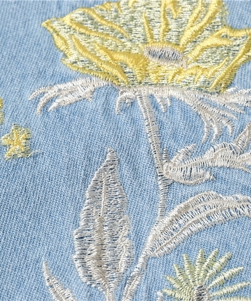 earth music&ecology（アースミュージックアンドエコロジー）の「・8.0ozデニム刺繍パンツ（デニムパンツ・レディース・ライトインディゴブルー/インディゴブルー・L/S/M）」の11枚目の写真