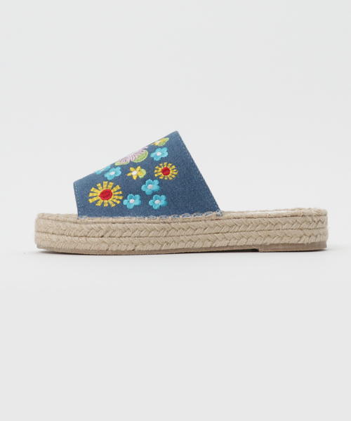 フラワー刺繍のフラットシューズで今年顔に！[スエード