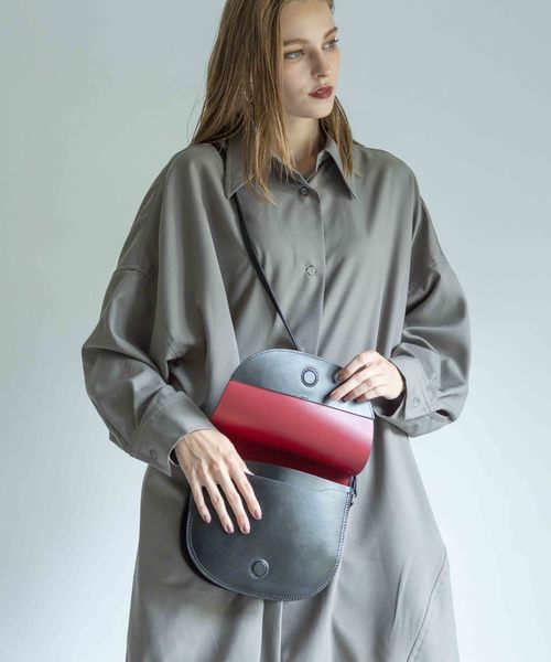 YAHKI(ヤーキ)の「【YAHKI】《STUDIOUS復刻&別注》ラウンドショルダーバッグ YH-131(ショルダーバッグ・レディース・ブラック/ベージュ/レッド/ライトベージュ/ダークブラック/ライトブルー/ベージュ系その他2・FREE)」の4枚目の写真