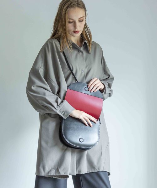 YAHKI(ヤーキ)の「【YAHKI】《STUDIOUS復刻&別注》ラウンドショルダーバッグ YH-131(ショルダーバッグ・レディース・ブラック/ベージュ/レッド/ライトベージュ/ダークブラック/ライトブルー/ベージュ系その他2・FREE)」の5枚目の写真