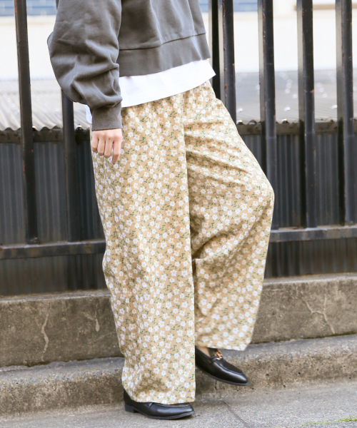 LOWRYS FARM（ローリーズファーム）の「フラワーハイウエストパンツ　824890（その他パンツ・レディース・ブラック/ベージュ・FREE）」の2枚目の写真