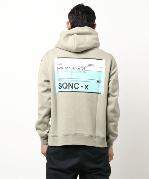 B ONE SOUL（ビーワンソウル）の「【B ONE SOUL/ビーワンソウル】プリントプルパーカー バックプリント　少しゆったりとしたサイジング（パーカー・メンズ・ブラック/ベージュ・MEDIUM/LARGE）」の4枚目の写真