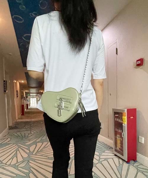 Passion（パッション）の「ハート　ショルダーバッグ（ショルダーバッグ・レディース・ブラック/ブラウン/レッド/ライトグリーン/ホワイト・FREE）」の4枚目の写真