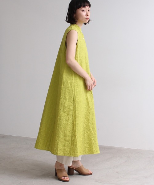 yuni（ユニ ）の「○単色花刺繍 ノースリーブシャツワンピース