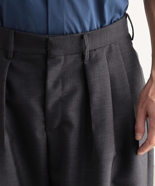 TOMORROWLAND （トゥモローランド）の「モヘヤウールトロピカル 3プリーツデザインパンツ William Halstead（スラックス・メンズ・チャコールグレー・S/M/XS）」の6枚目の写真