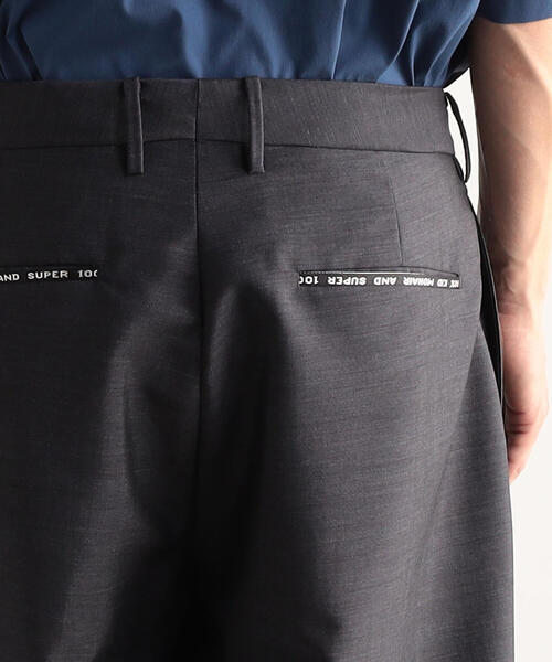 TOMORROWLAND （トゥモローランド）の「モヘヤウールトロピカル 3プリーツデザインパンツ William Halstead（スラックス・メンズ・チャコールグレー・S/M/XS）」の2枚目の写真