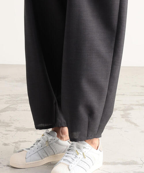 TOMORROWLAND （トゥモローランド）の「モヘヤウールトロピカル 3プリーツデザインパンツ William Halstead（スラックス・メンズ・チャコールグレー・S/M/XS）」の5枚目の写真