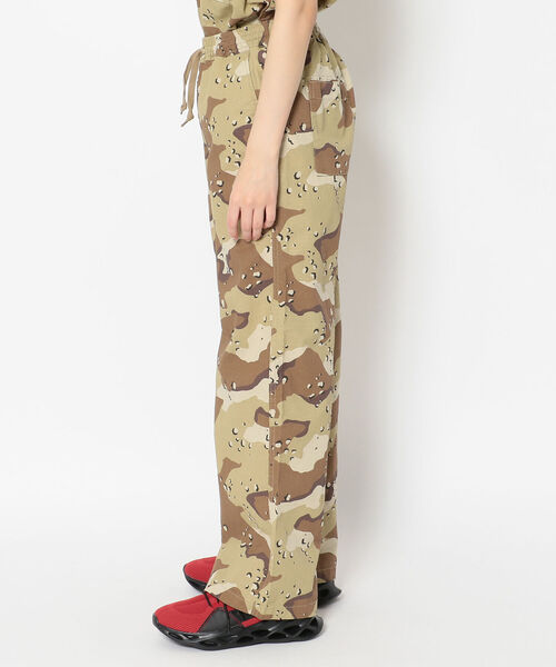 AVIREX（アヴィレックス）の「リラックスイージーパンツ/ RELAX EASY PANTS（その他パンツ・レディース・グリーン系カモフラージュ/Nat・FREE）」の3枚目の写真