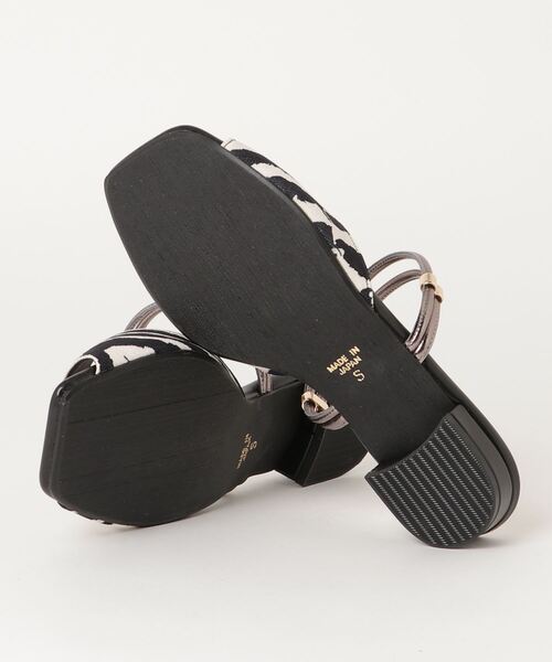 chumchum(チャムチャム)の「スクエアストラップサンダル(サンダル・レディース・ゼブラ/プラチナム/パイソン・S/M/L)」の5枚目の写真