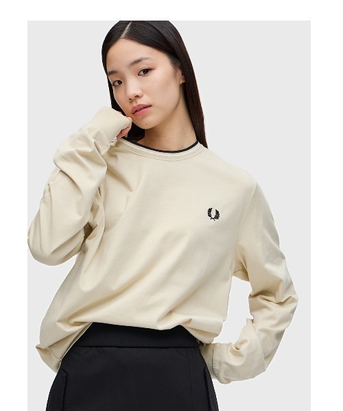 FRED PERRY(フレッドペリー)の「Twin Tipped Long Sleeve T-Shirt/フレッドペリーロンT(Tシャツ/カットソー・レディース・ブラック/ネイビー/オフホワイト/グリーン/ネイビー系/オリーブ/モカ/ホワイト/ブラウン/ネイビー系1/アイボリー/モスグリーン/ブラウン系その他/ホワイト系その他/ネイビー系2/ネイビー系3/ホワイト系その他2/ホワイト系その他3/ネイビー系4/ブラック系その他/ブラック系その他2・S/M/L/XL)」の4枚目の写真