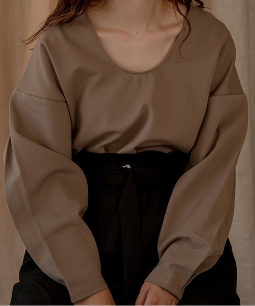 lawgy(ラウジー)の「sleeve tuck cut tops(その他トップス・レディース・ブラウン/キャメル・FREE)」の2枚目の写真