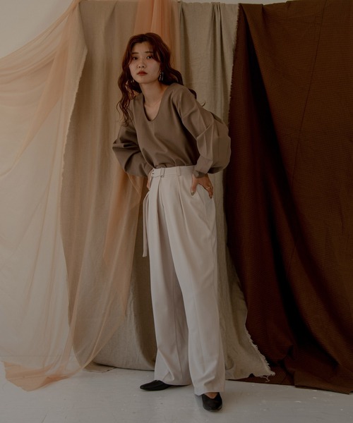 lawgy(ラウジー)の「sleeve tuck cut tops(その他トップス・レディース・ブラウン/キャメル・FREE)」の3枚目の写真