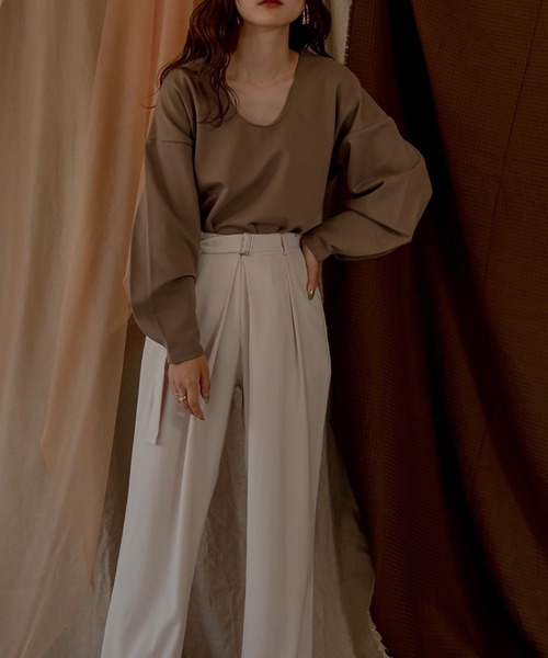 lawgy(ラウジー)の「sleeve tuck cut tops(その他トップス・レディース・ブラウン/キャメル・FREE)」の4枚目の写真
