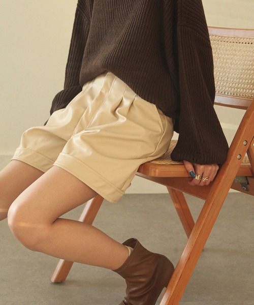 Chillfar（チルファー）の「フェイクレザーショートパンツ（その他パンツ・レディース・ブラック/ベージュ/アイボリー・MEDIUM/LARGE）」の2枚目の写真