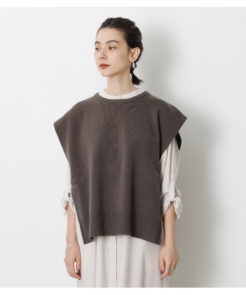 crie conforto（クリーコンフォルト）の「バックボタンニットベスト